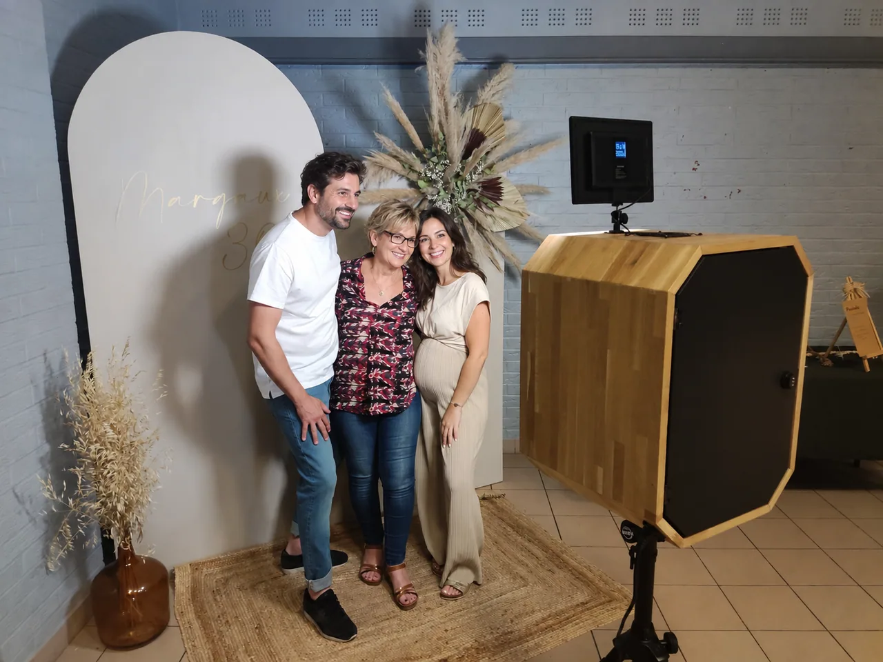 Des invités réunis devant le photobooth Just’Smile