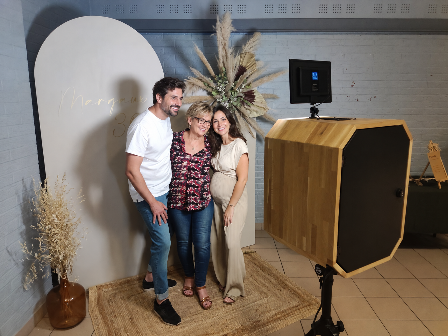 Des invités réunis devant le photobooth Just’Smile