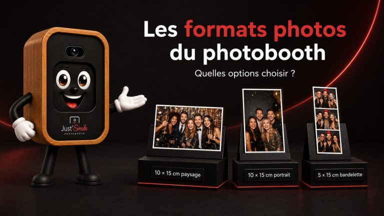 Mascotte Just’Smile présentant les formats photo du photobooth : 10 × 15 cm paysage et portrait, bandelette 5 × 15 cm et triple bandelette 5 × 10 cm.